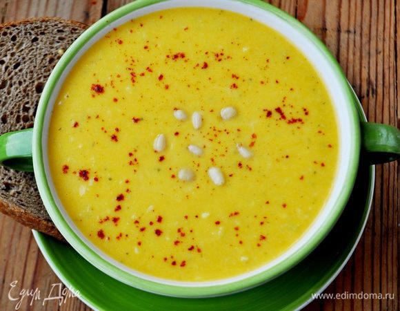 разлить по суповым чашкам,посыпать молотой паприкой и кедровыми орешками и подавать. Приятного аппетита!