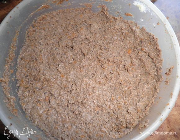 На разогретую сковороду выложить лук и морковь. Через 5 мин. добавить печень. Накрыть крышкой и тушить 15 мин. Посолить и приправить по вкусу. Дать остыть. Затем пропустить все через мясорубку. Добавить размягченное сливочное масло и тщательно перемешать.