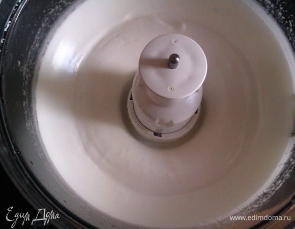 Разогреваем духовку до 160 град. Взбиваем белки с сахаром и солью до пиков. Добавляем лимонный сок и продолжаем взбивать.