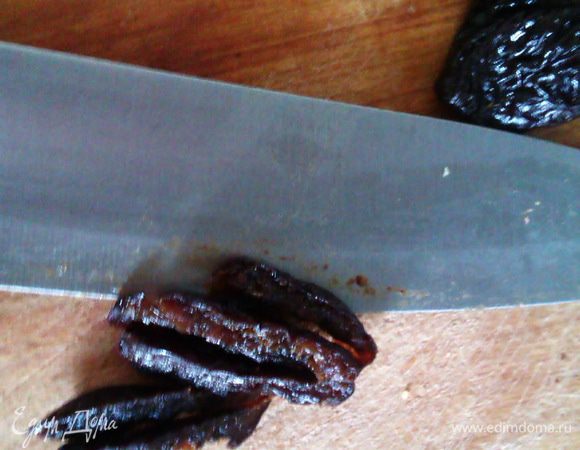 Нарезаем чернослив тонкими полосочками.