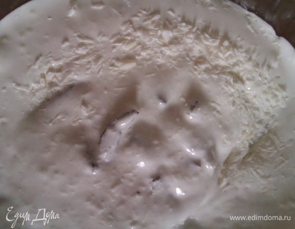 К белкам аккуратно подмешиваем 3/4 чернослива и кокосовую стружку.