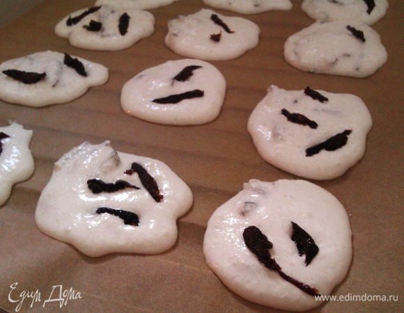 Выкладываем на смазанную маслом пекарскую бумагу столовой ложкой. Сверху украшаем остатками чернослива. Отправляем в духовку на 30 мин. 