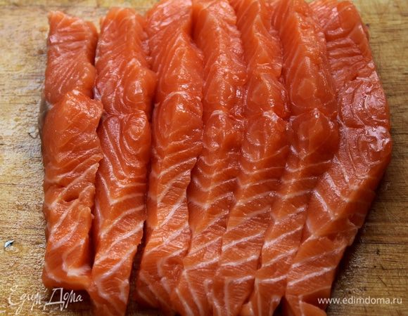 Нам понадобится кусок филе без кожицы. Удалить кости и нарезать ломтиками по 1 см.