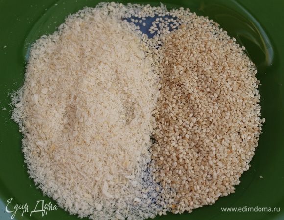 На плоском блюде смешать в равном количестве хлебную крошку (или панировочные сухари) и кунжут.