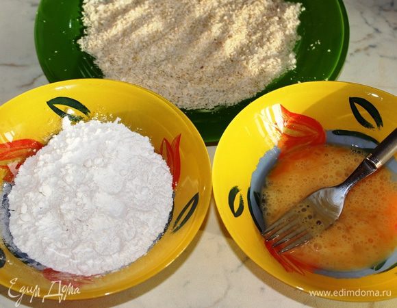В одну чашку насыпать муку, в другой слегка взбить яйцо.