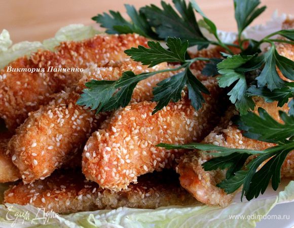 Рыбные палочки обжарить в достаточном количестве масла на среднем огне по 3 минуты с каждой стороны.