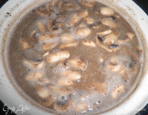 400 г грибов нарежьте крупными кубиками. Луковицу очистите и, не нарезая, положите в бульон.