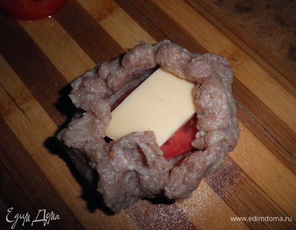 Края лепешки подобрать и соединить сверху (как будто делаете пирожок). Сформируйте круглую котлетку. Смажьте котлеты томатным соусом.