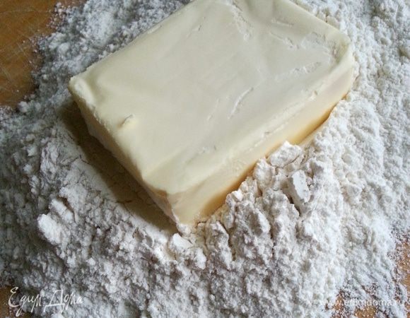 Лучше всего начинать делать крошку для теста на большой доске - нам так и так надо её доставать...