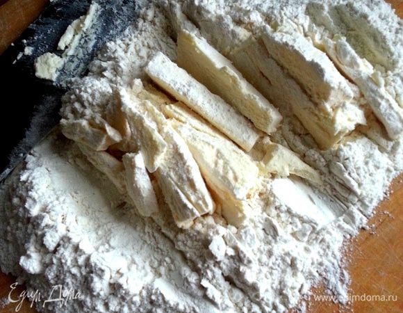 Для доски хватит два стакана муки! Начинаем широким ножом рубить холодное масло - обе пачки+соль.