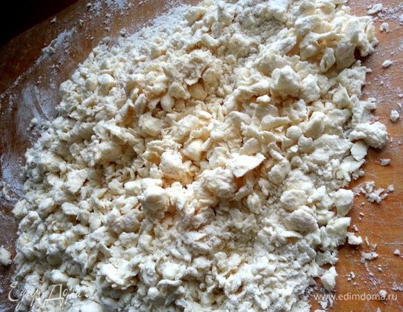 На этой стадии можно перекладывать крошку в миску для замешивания...