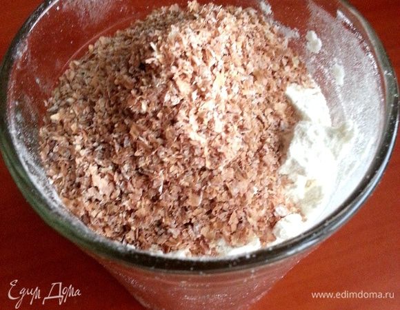 Всего у меня ушло 5 стаканов муки.Но я заменила 3 ст.л. муки отрубями для пользы дела... Но если Ваша семья не привыкла к отрубям - начните их вводить по столовой ложке в выпечку. Мои давно не удивляются вкраплениям отрубей в тесте,да здесь их даже не видно!