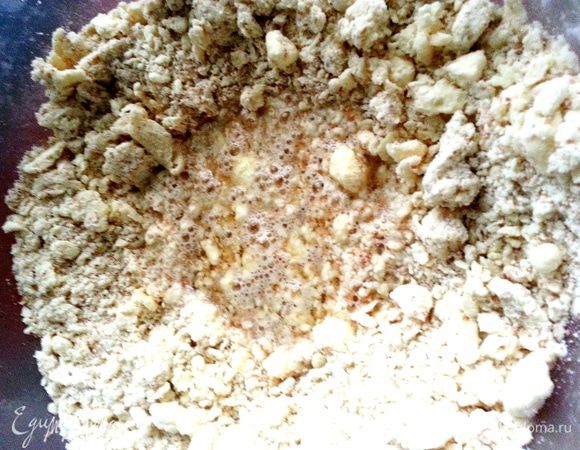 Вливаем бокал в крошку и подсыпаем остальную муку. Бывает, что пива осталось меньше - не беда! Просто муки тесто возьмёт тоже меньше, а на вкусе это не отразится!