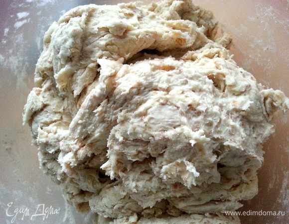 Тесто получается пушистое, дышащее, мягкое-премягкое! Его как можно дольше не трогать руками,стараться ложкой, чтобы не нагрелось от рук!