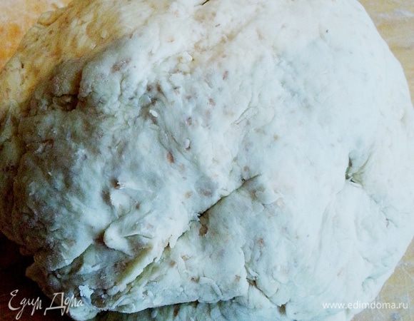 Только в самом конце катаем руками шар и отправляем ненадолго в холодильник. Когда будем брать кусочек для раскатки,остальное снова прячем в холодильник!