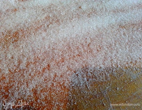 На доску, на которой делали крошку,насыпаем тонким слоем из стакана сахар...