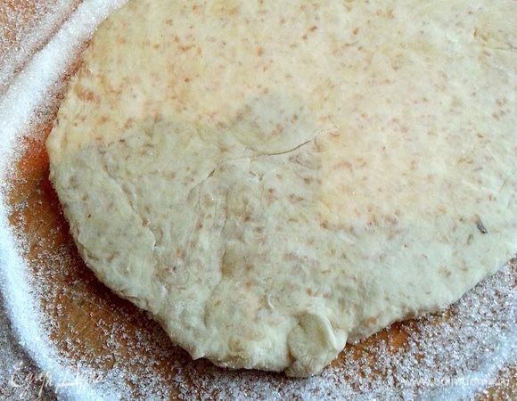 Берём часть теста из холодильника и раскатываем по сахару в 5 мм (муки подсыпать НЕ надо!)