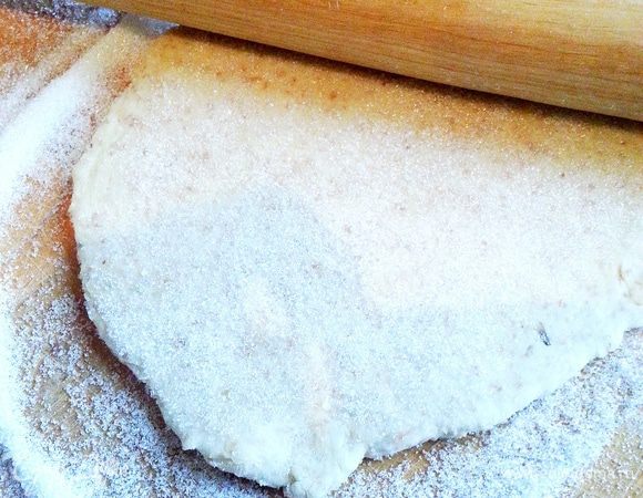 Сверху припорошим тоже сахаром и прижмём-прокатим слегка скалкой,чтобы сахаринки втопить в тесто!