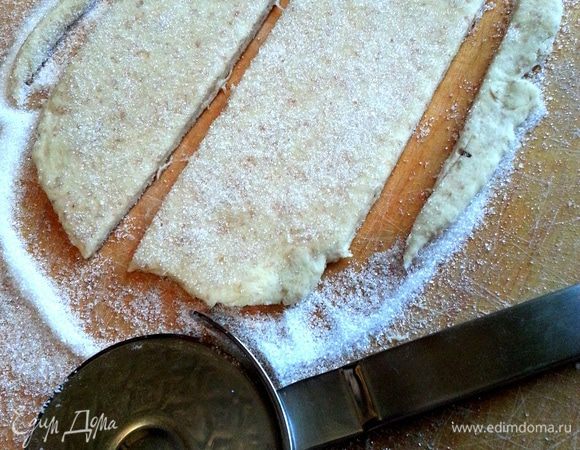 Теперь надо нарезать полоски из теста...Удобно это сделать острым ножом для пиццы!