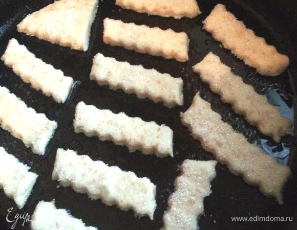 Духовка заранее разогрета до 180*. Печенье выкладываем в смазанную растит.маслом форму и выпекаем 8-10 минут с одной стороны и минут 4-5 с другой (у меня верх плохо духовка печёт!)