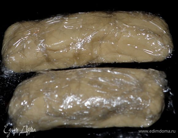 Миксером  смешать сахар и слив.масло до мягкого состояния.Добавить яйцо и ванилин. Смешаем. На медлен. скорости добавить муку перемешанную. Взбить все вместе.Тесто поделить на 2 части, завернуть в пищевую пленку и положить в морозильник на 20 мин. или можно держать до 3-х месяцев.