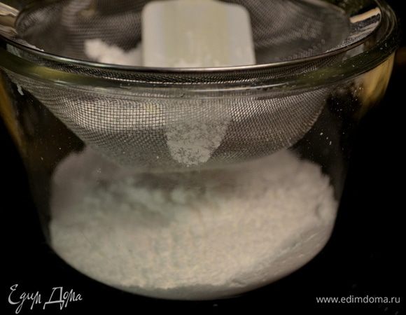 Для глазури /айсинга/  надо сахар. пудру протереть через сито.