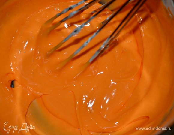 Белок слегка взбить, добавить сахар. пудру и лимон. сок. Взбивать примерно 1 мин. до единой консистенции. Добавим пищев. краситель, если вам нужен оранжевый цвет смешаем красный пищев. краситель с желтым по 2-3 капли.