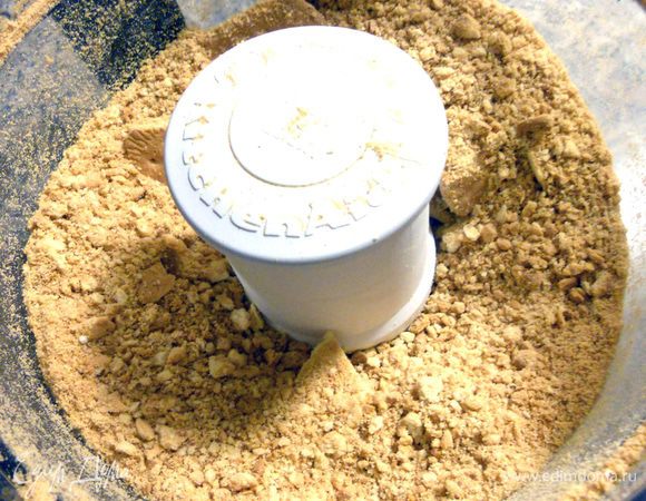 Печенье измельчить с промощью блендера/процессора до состояния мелкой крошки.