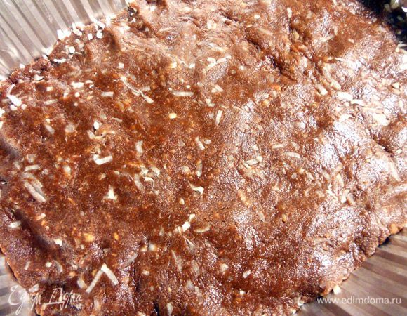 В форму (здесь прим. 22х30 см) выложить основу, хорошо утрамбовать. Убрать в холодильник минут на 30. 