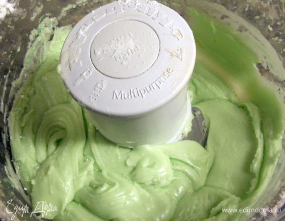 Для среднего слоя с помощью миксера/блендера соединить размягченное сливочное масло, мятный экстракт, сливки или молоко, немного растереть. Присоединить сахарную пудру (в несколько этапов), очень хорошо размешать. В завершении добавить краситель и еще раз хорошо размешать (яркость - по вкусу). Возможно потребуется не все количество, крем должен получится густым, по текстуре примерно как арахисовое масло или мягкая помадка. Растекаться не должен, но и с трудом распределяться тоже - что-то среднее.