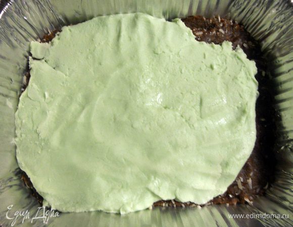 Распределить по основе. Убрать в холодильник примерно на час - слой должен стать крепким.
