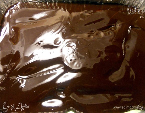 На водяной бане растопить шоколад и масло, покрыть средний слой. Вернуть в холодильник, до полного застывания шоколада. Нарезать, лучше всего с помощью горячего ножа, и подавать!
