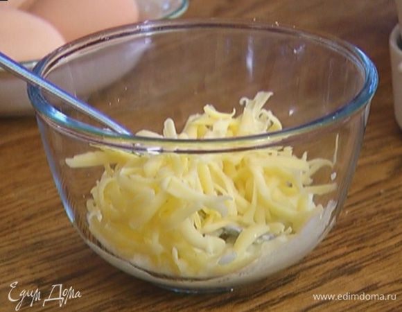 Сыр натереть на крупной терке.