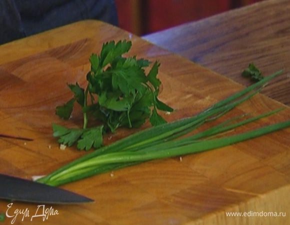Петрушку и лук мелко порубить.