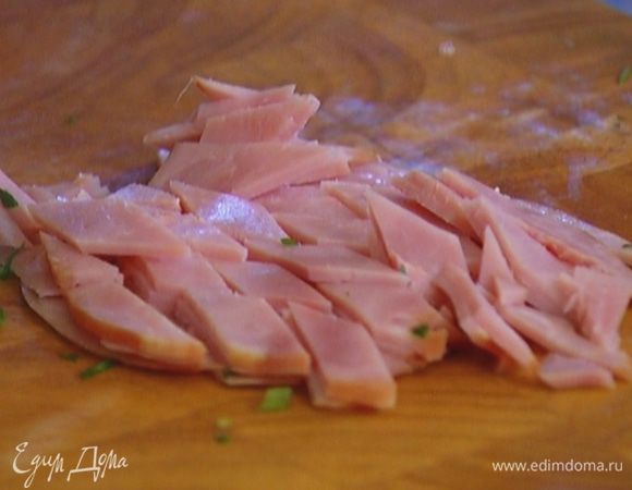 Ветчину нарезать небольшими кусочками.