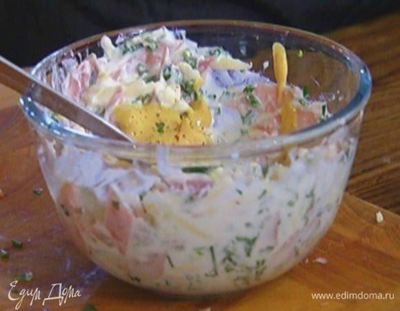 Сыр соединить с йогуртом, добавить ветчину, зелень, горчицу, посолить, поперчить и перемешать.