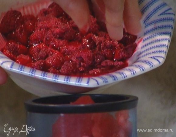 Малину предварительно разморозить (жидкость не сливать!).