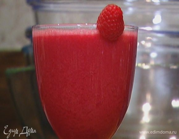 Поместить арбуз, малину и гранат в соковыжималку и отжать сок.