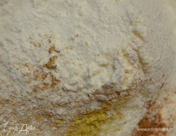 Смешать муку, разрыхлитель, соль, соду и специи.