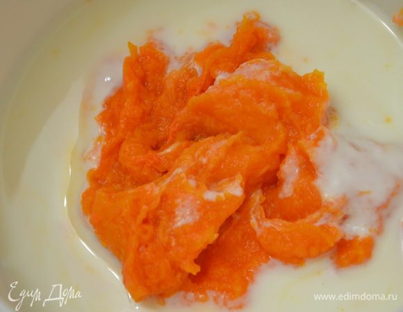 Смешать в миске кефир и тыквенное пюре.