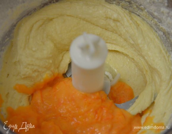 Добавить в масло взбитое с сахаром сухие ингредиенты, чередуя их с жидкими (кефиром + тыква). Готовое тесто завернуть в пищевую пленку и поставить в холодильник часа на три.