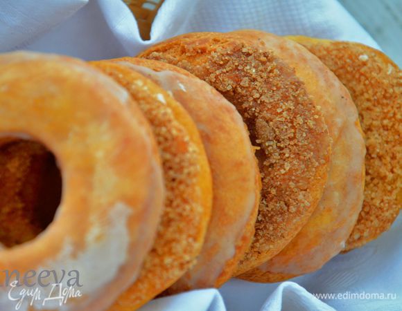 Для посыпки сахаром, смешать сахар с корицей, обмакнуть горячий пончик с сахар.