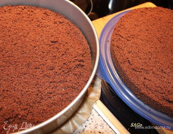 Пока крем охлаждается, подготовим коржи. Нижний корж укладываем в разъёмную форму срезом вверх. Бока формы застилаем пергаментом (это нужно, для того, чтобы бока торта в дальнейшем были ровные, к тому же уменьшит зазор между коржом и формой).
100 мл кофе смешиваем с ликёром (факультативно) и при помощи кисточки пропитываем оба коржа.