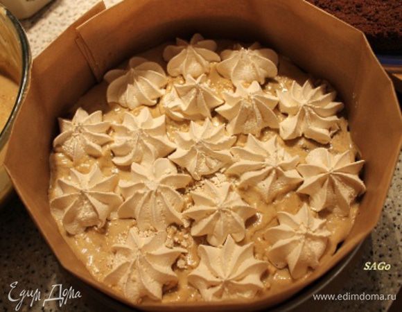 
1/3 крема выкладываем на корж, ровняем поверхность. Выкладываем меренги.