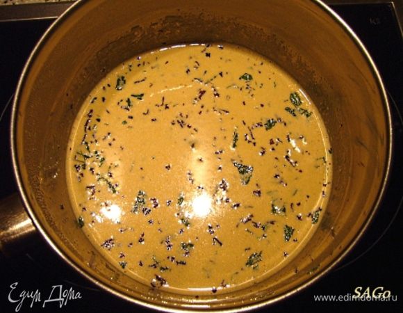 Перед снятием разъёмного кольца приготовим ганаш для покрытия верха.
Сливки с маслом прогреваем почти до кипения, но не кипятим. Всыпаем заварку, смешиваем, оставляем настояться 10 мин.