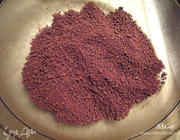 Шоколад ломаем на мелкие кусочки и измельчаем в крошку в блендере. Или можно натереть на мелкой тёрке, что дольше. Высыпаем крошку в глубокую чашу.