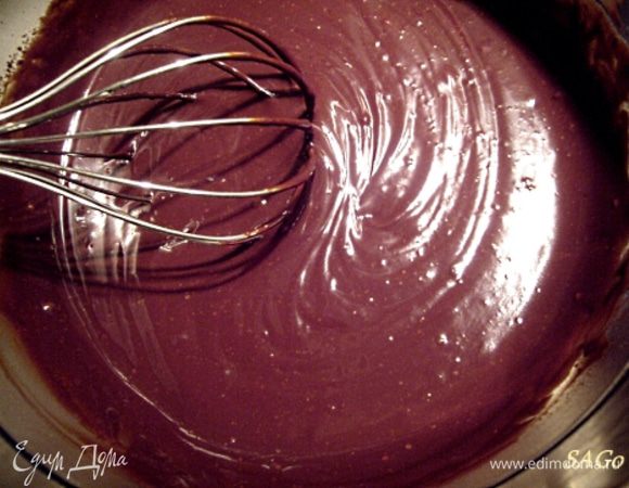 Взбиваем ганаш до гладкости и наносим на поверхность торта.