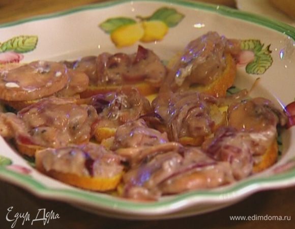 Сухарики выложить на блюдо, разложить на них грибную начинку, присыпать зеленью и натертым сыром.