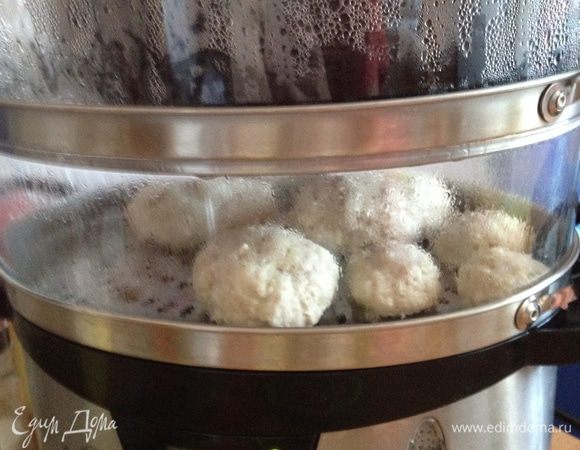 Сначала замачиваем мякиш белого хлеба в молоке.
Куриное филе вместе с луковицей перекручиваем в мясорубке. 
Отжимаем хлеб и добавляем в фарш. Солим (если дете лаем ребенку, то чуть-чуть недосаливаем), все перемен всем. Лепим небольшие котлетки.
Нижний ярус пароварки (решетку) смазываем сливочным маслом и выкладываем туда котлетки.