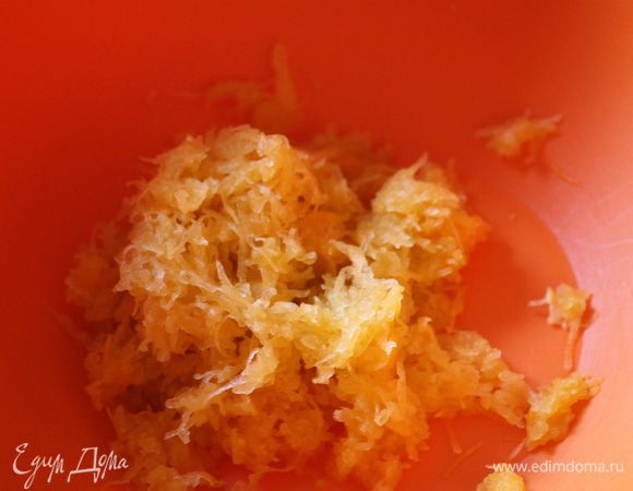 Натереть тыкву на мелкой терке. Натереть цедру  и отжать сок у половины лимона.